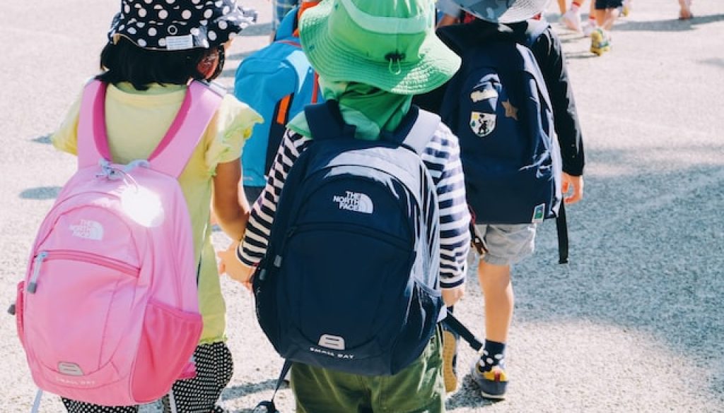 Enfants dans un autocar sécurisé pour une sortie scolaire au départ d'Île-de-France