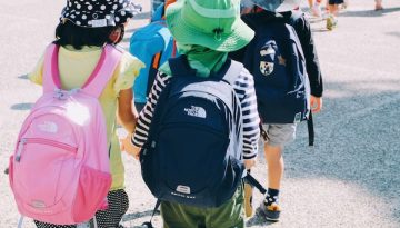 Enfants dans un autocar sécurisé pour une sortie scolaire au départ d'Île-de-France