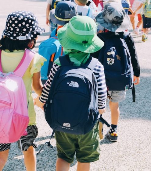 Enfants dans un autocar sécurisé pour une sortie scolaire au départ d'Île-de-France