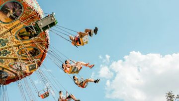 Groupe d'enfants en sortie au parc d'attractions Disneyland transportés en autocar depuis Paris