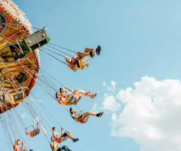 Groupe d'enfants en sortie au parc d'attractions Disneyland transportés en autocar depuis Paris