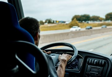Minibus ou autocar : comment choisir pour son groupe ?