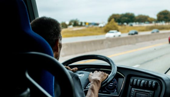 Chauffeur professionnel au volant d’un minibus