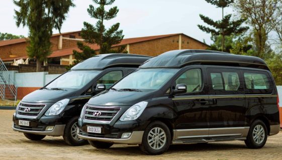 Location minibus : deux minibus avec chauffeur prêts au départ