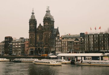 Location d&rsquo;autocar Paris → Amsterdam : guide complet pour groupes et associations