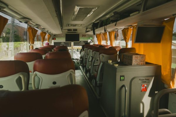 Intérieur confortable d’un autocar soirée