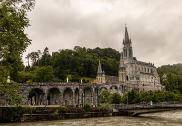 Location d&rsquo;autocar pour pèlerinage à Lourdes depuis Paris : organisation et tarifs
