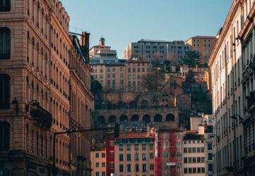 Location d&rsquo;autocar Paris → Lyon : guide pour séminaires et événements d&rsquo;entreprise