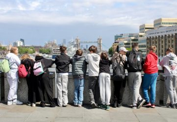 Organiser un voyage scolaire en autocar : réglementation, assurance et conseils