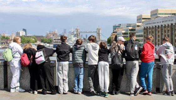 Groupe en visite à Paris après un trajet en autocar sortie scolaire